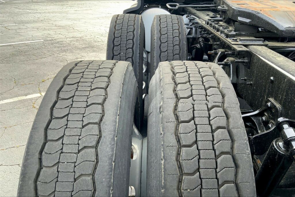 2022 CUM LT625 6×4 Sleeper