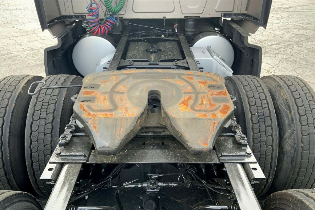 2022 CUM LT625 6×4 Sleeper