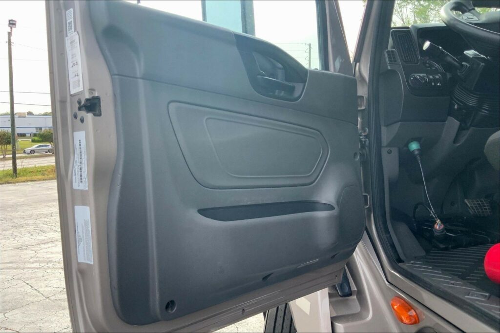 2022 CUM LT625 6×4 Sleeper