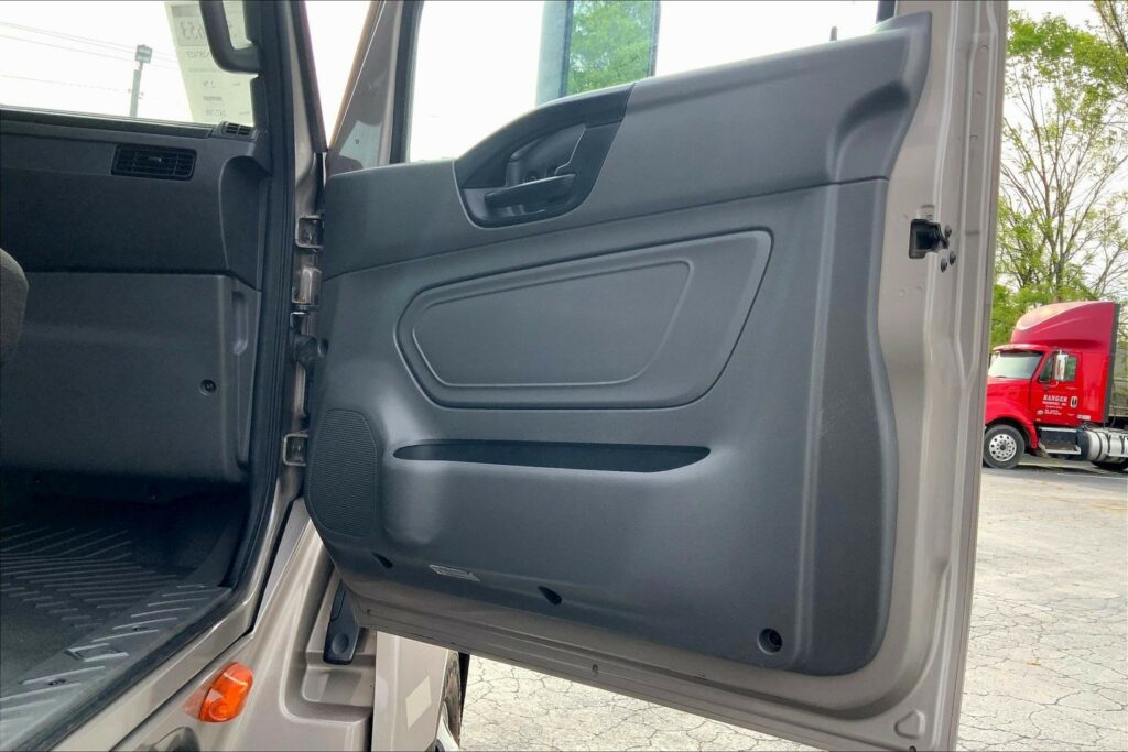 2022 CUM LT625 6×4 Sleeper