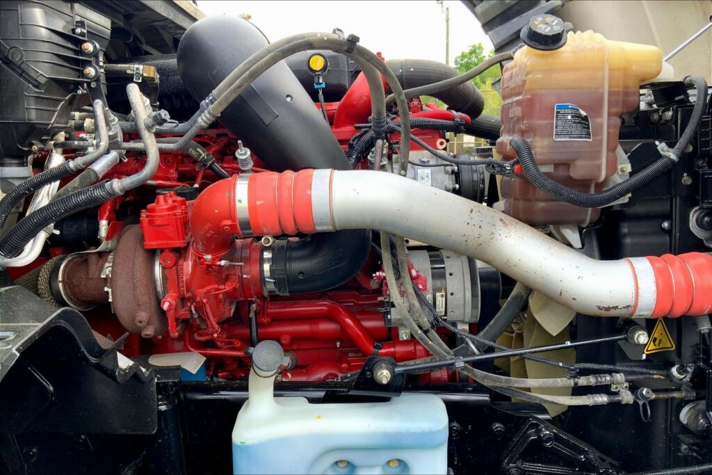 2022 CUM LT625 6×4 Sleeper