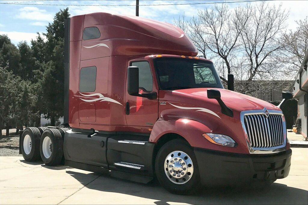 2023 CUM LT625 6X4 Sleeper