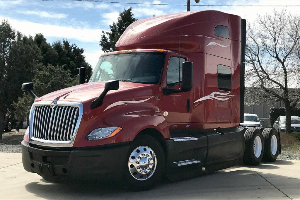 2023 CUM LT625 6X4 Sleeper