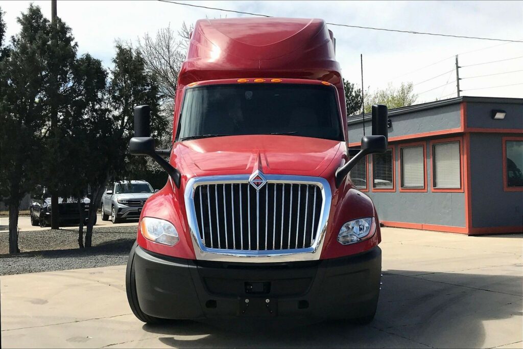 2023 CUM LT625 6X4 Sleeper