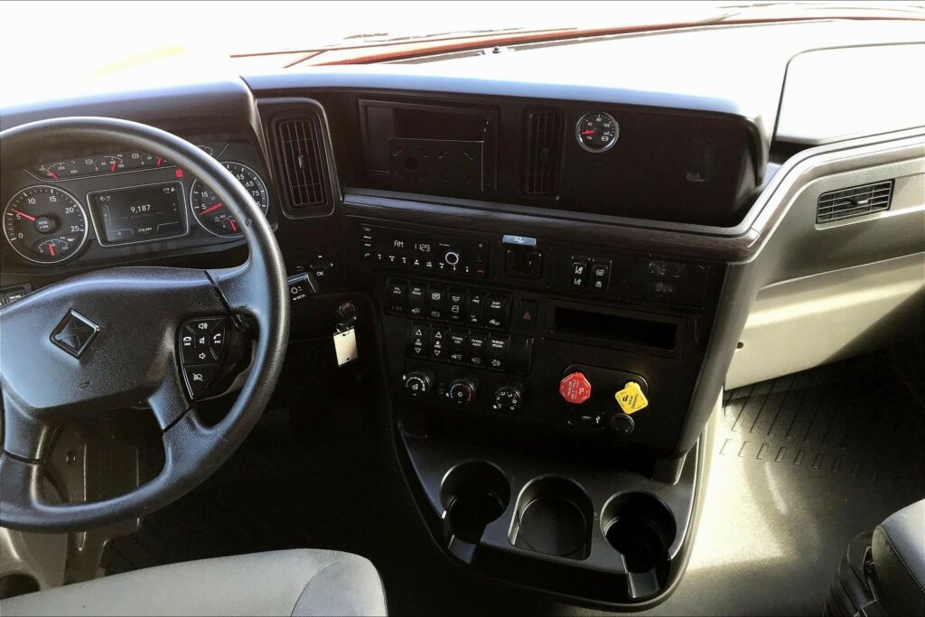 2023 CUM LT625 6X4 Sleeper