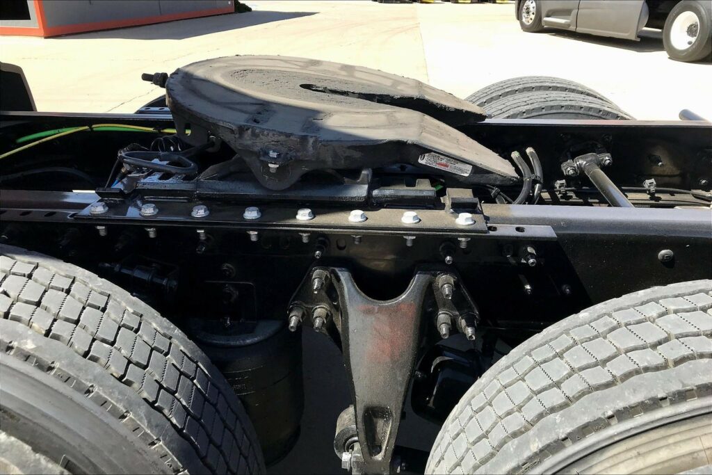 2023 CUM LT625 6X4 Sleeper