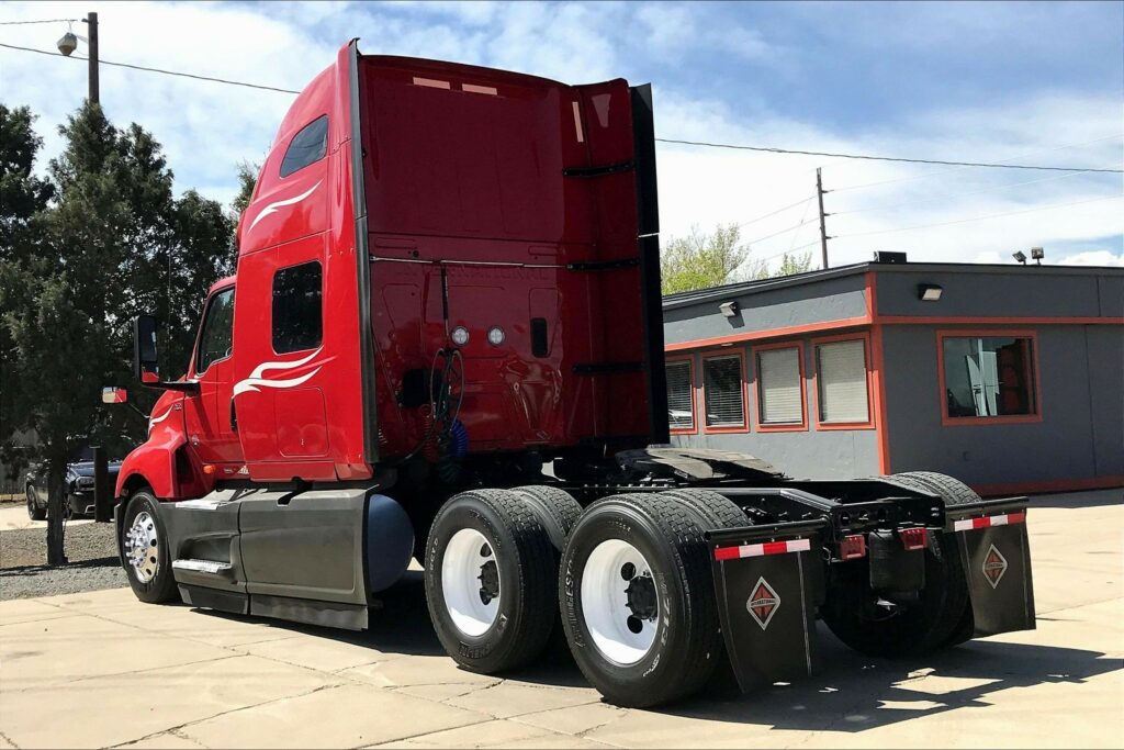 2023 CUM LT625 6X4 Sleeper