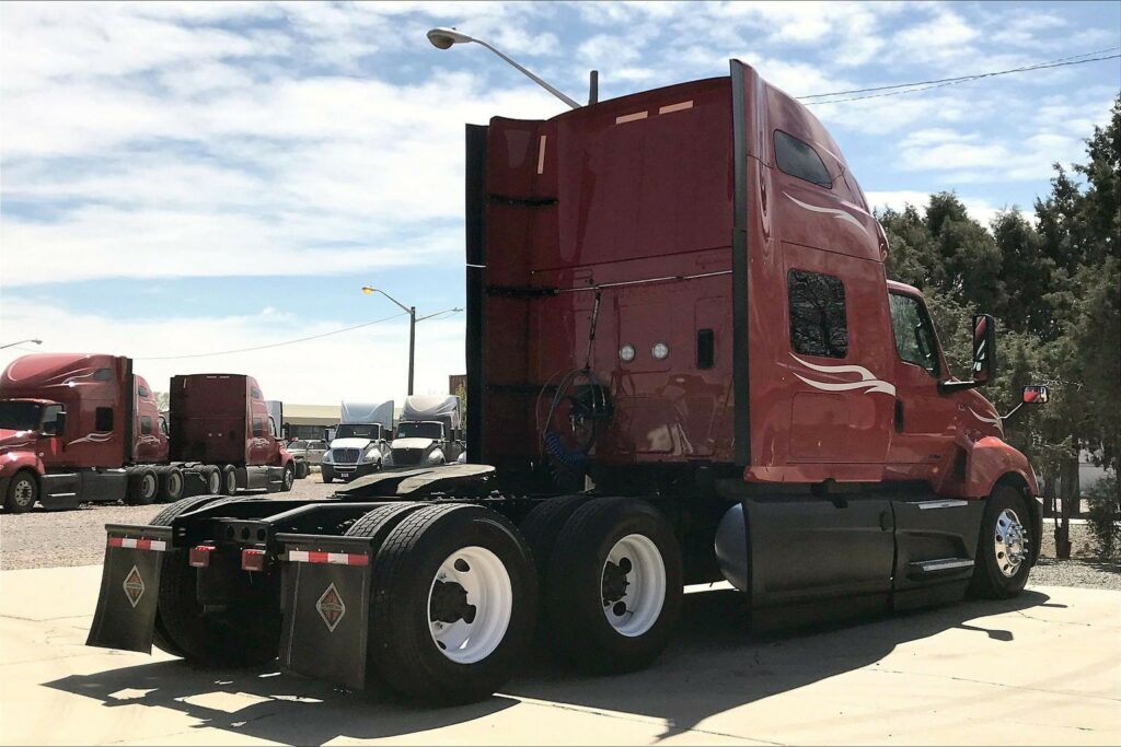 2023 CUM LT625 6X4 Sleeper