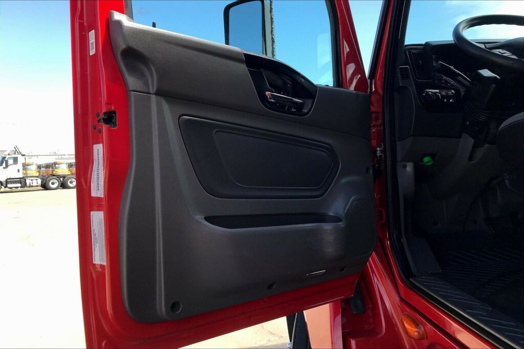2023 CUM LT625 6X4 Sleeper