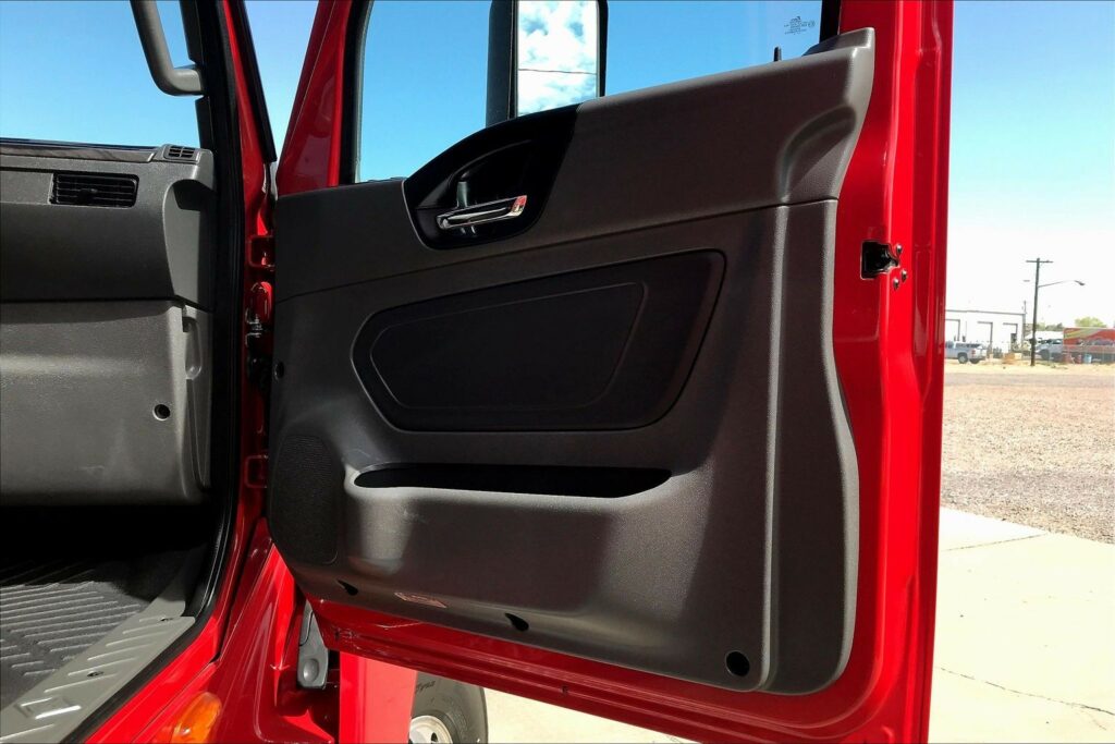 2023 CUM LT625 6X4 Sleeper