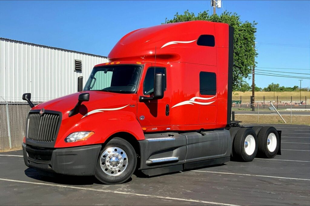 2023 CUM LT625 6X4 Sleeper