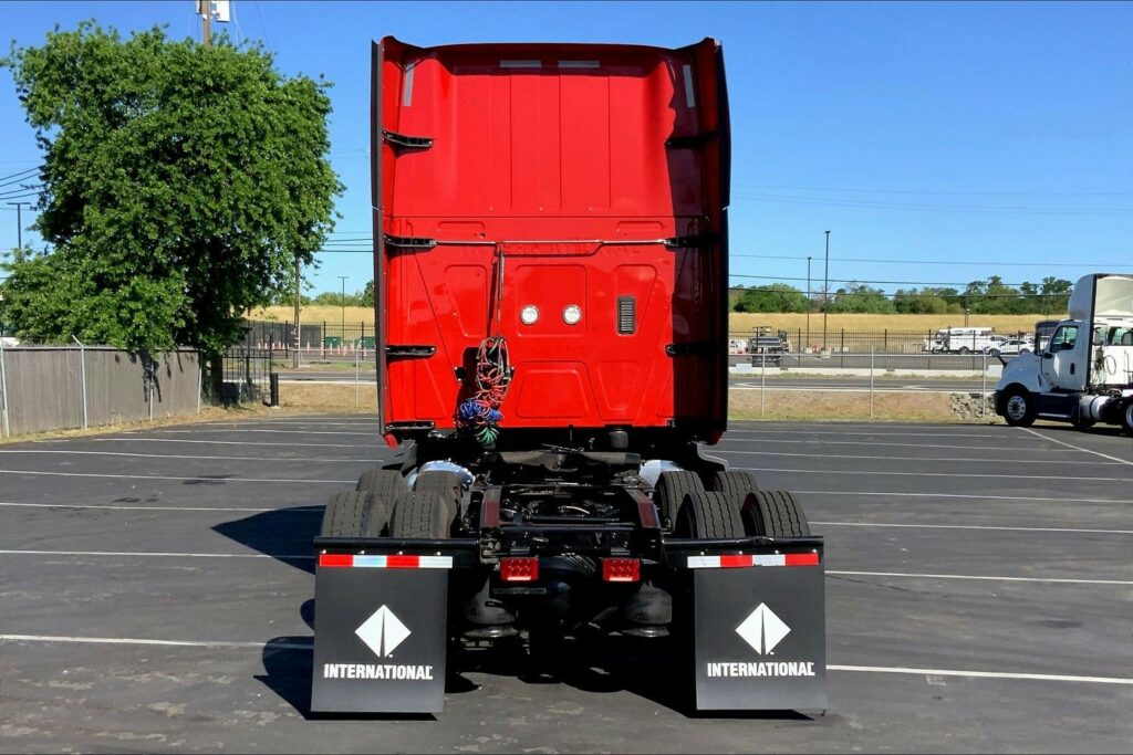 2023 CUM LT625 6X4 Sleeper