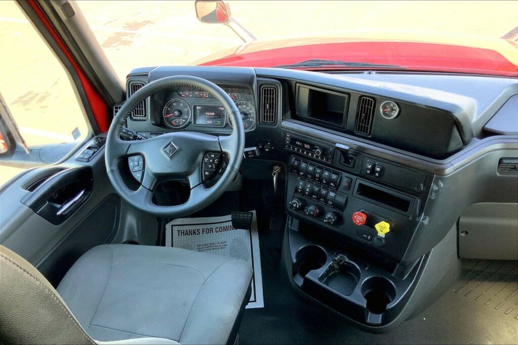 2023 CUM LT625 6X4 Sleeper