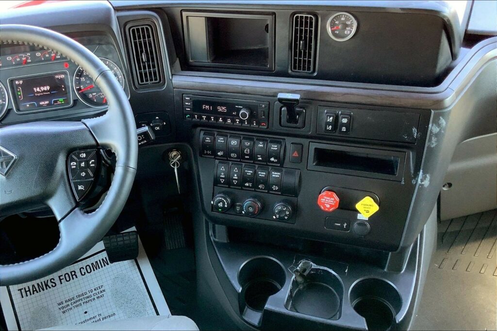 2023 CUM LT625 6X4 Sleeper