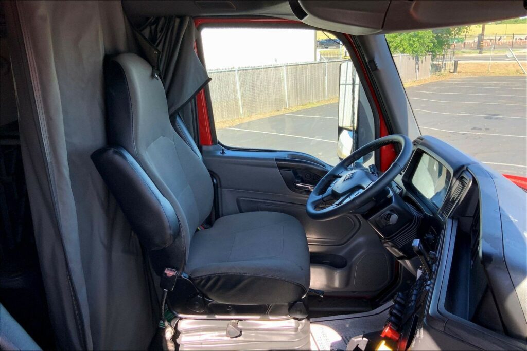 2023 CUM LT625 6X4 Sleeper