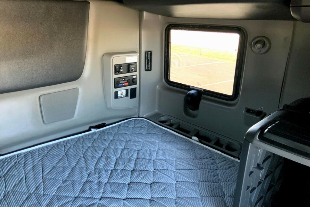 2023 CUM LT625 6X4 Sleeper