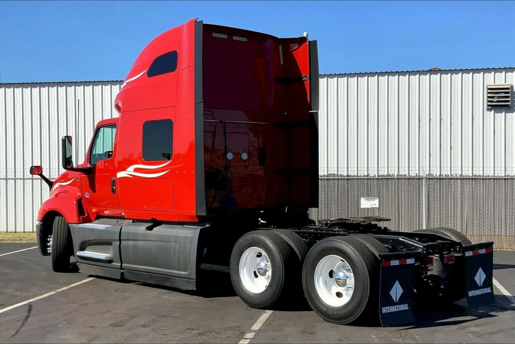 2023 CUM LT625 6X4 Sleeper