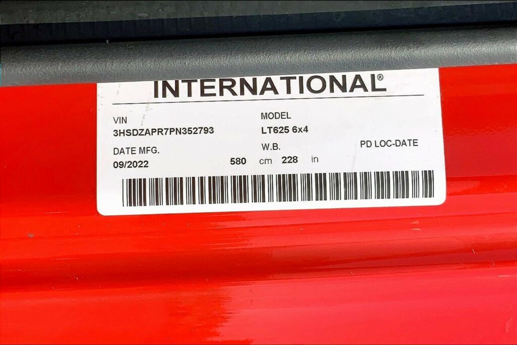 2023 CUM LT625 6X4 Sleeper