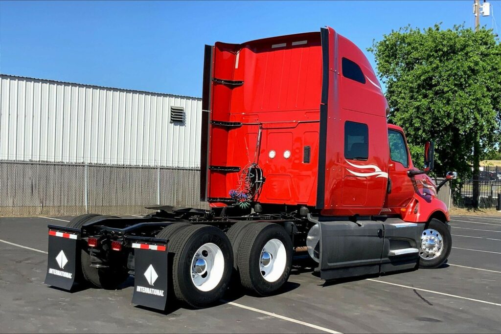 2023 CUM LT625 6X4 Sleeper