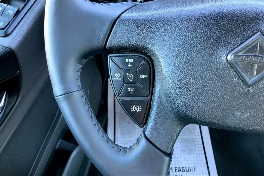 2023 CUM LT625 6X4 Sleeper