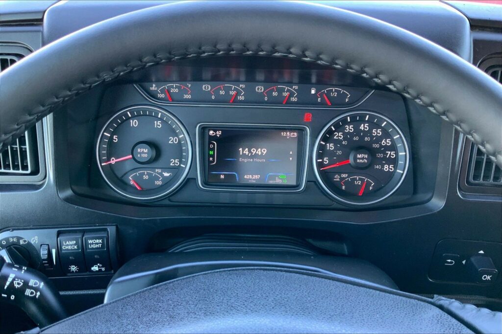 2023 CUM LT625 6X4 Sleeper