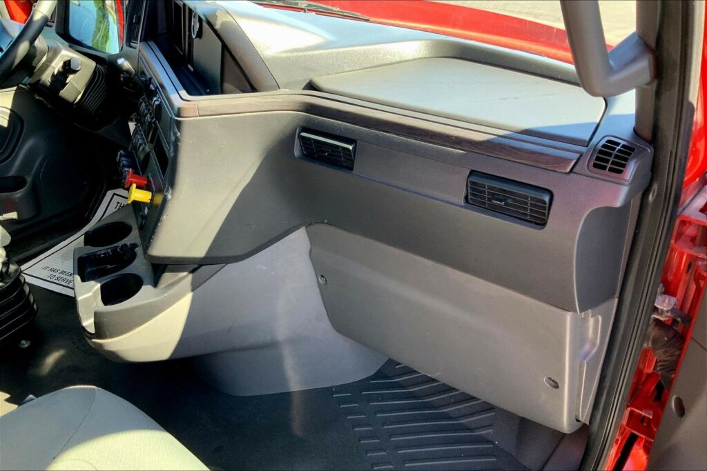 2023 CUM LT625 6X4 Sleeper