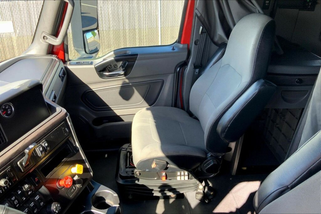 2023 CUM LT625 6X4 Sleeper