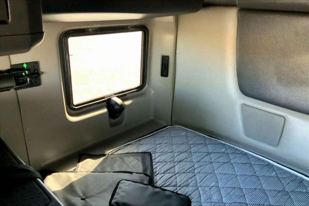 2023 CUM LT625 6X4 Sleeper