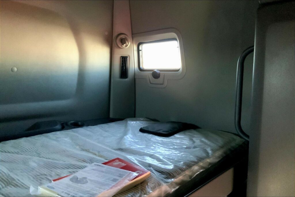 2023 CUM LT625 6X4 Sleeper