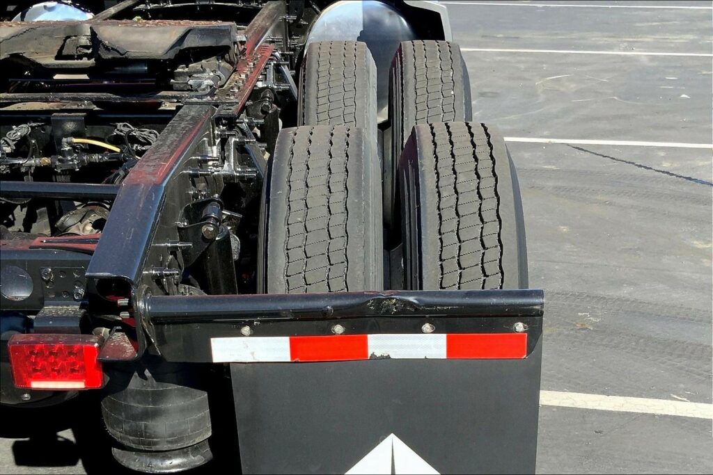 2023 CUM LT625 6X4 Sleeper