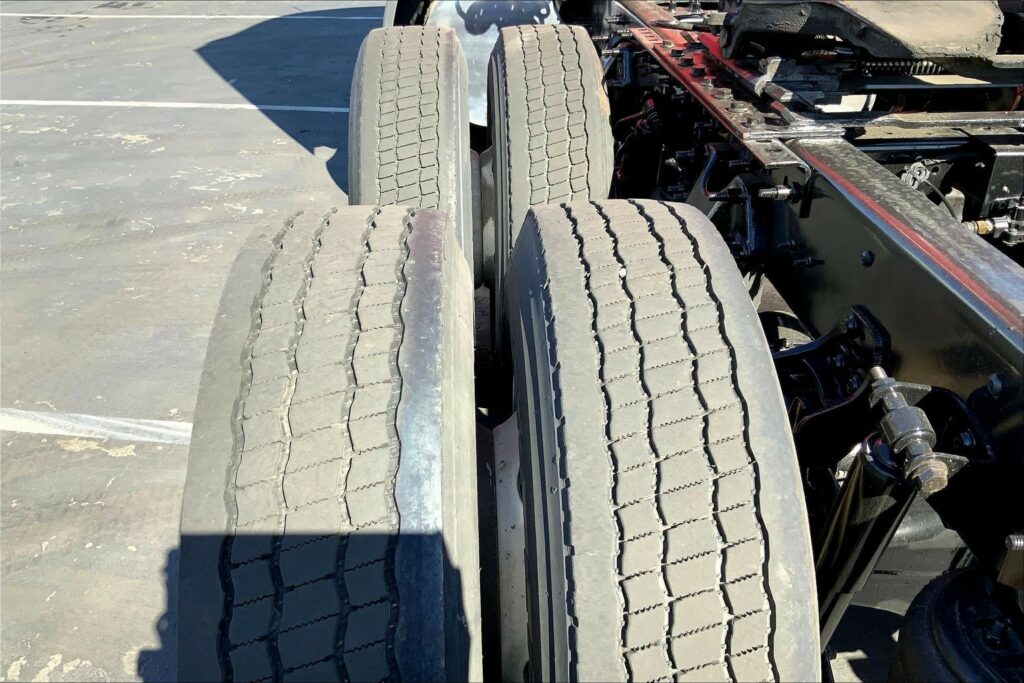 2023 CUM LT625 6X4 Sleeper