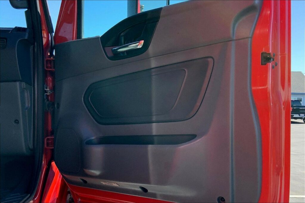 2023 CUM LT625 6X4 Sleeper