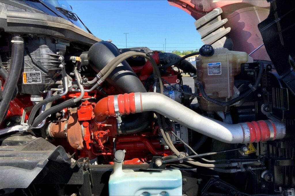 2023 CUM LT625 6X4 Sleeper