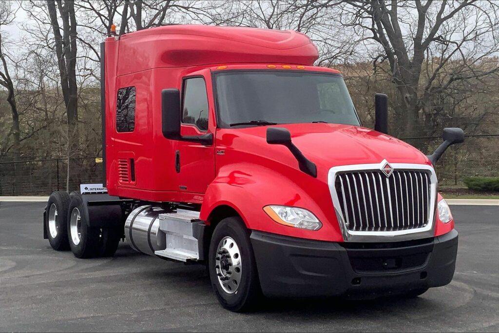 2021 CUM LT625 6×4 Sleeper