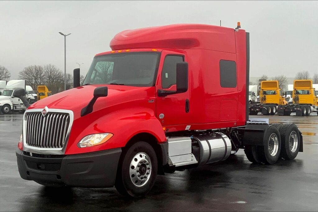 2021 CUM LT625 6×4 Sleeper