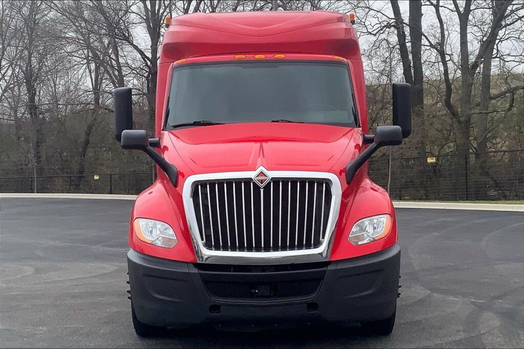 2021 CUM LT625 6×4 Sleeper