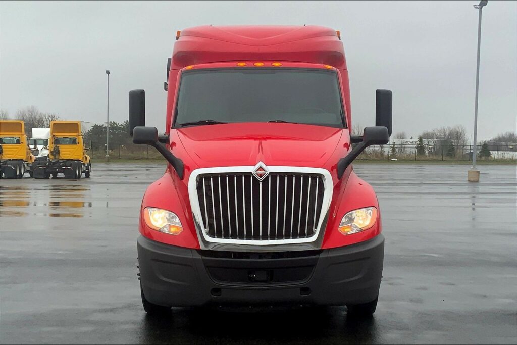 2021 CUM LT625 6×4 Sleeper