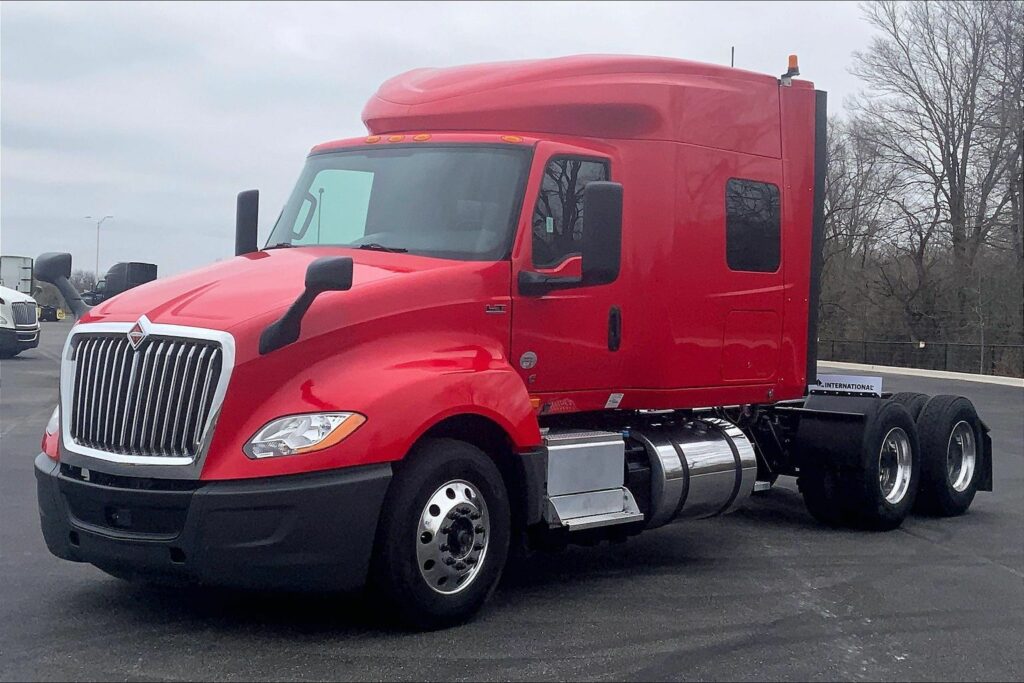 2021 CUM LT625 6×4 Sleeper