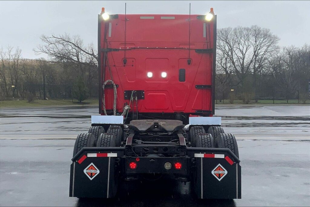 2021 CUM LT625 6×4 Sleeper