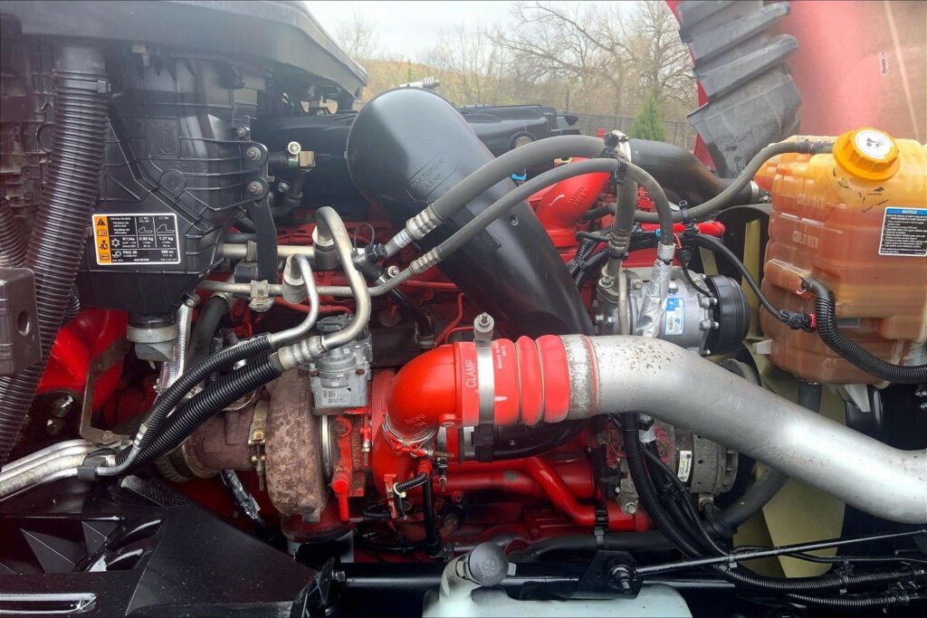 2021 CUM LT625 6×4 Sleeper