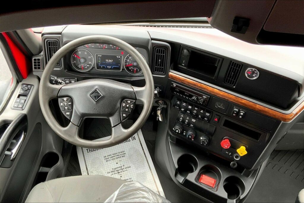 2021 CUM LT625 6×4 Sleeper