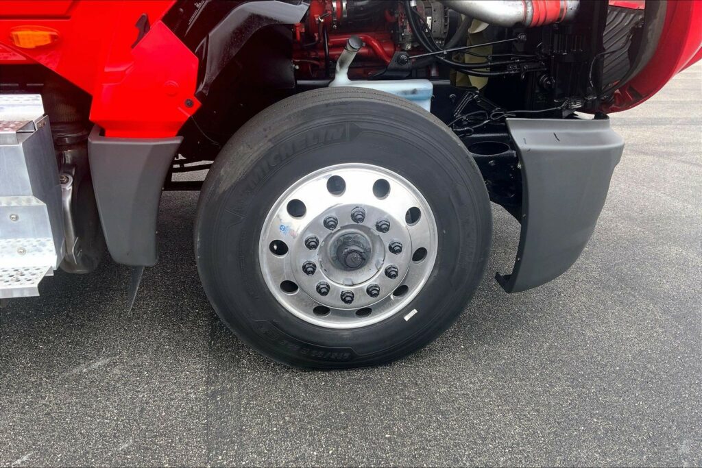 2021 CUM LT625 6×4 Sleeper