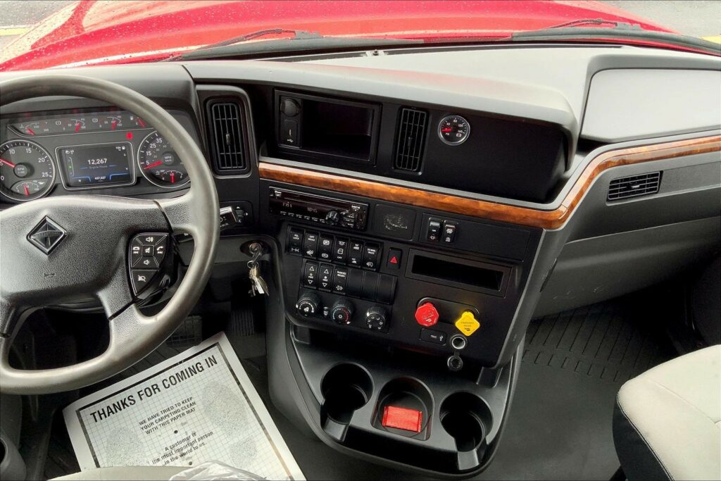 2021 CUM LT625 6×4 Sleeper