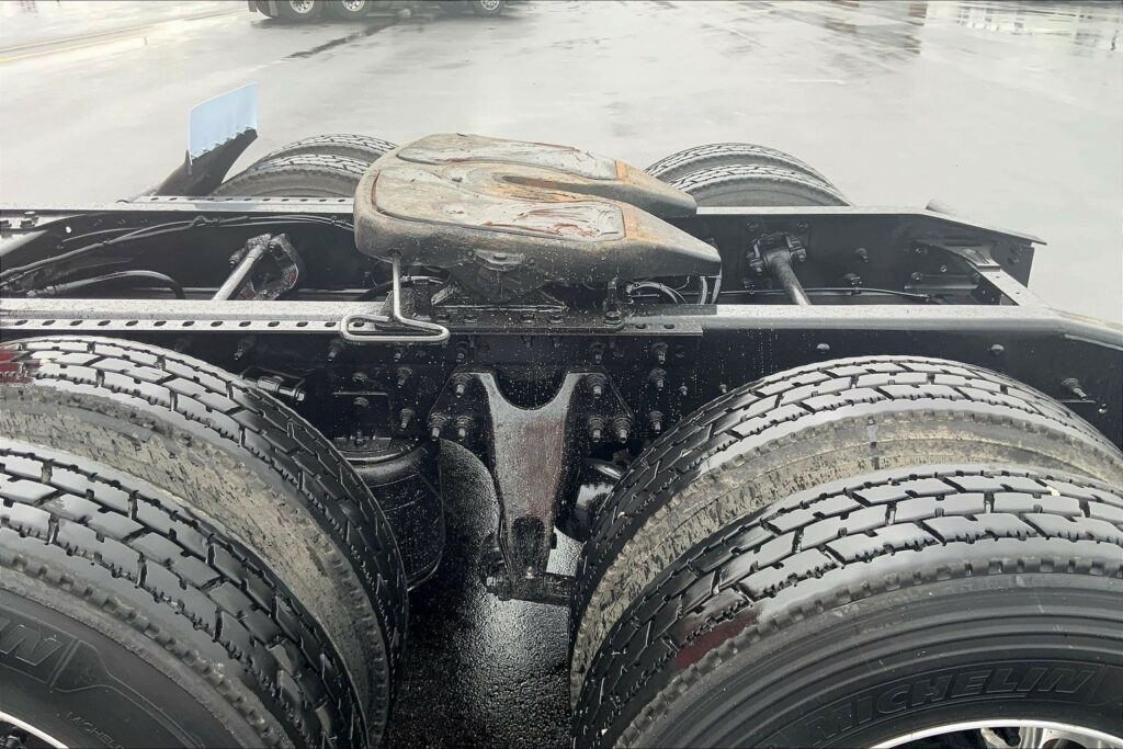 2021 CUM LT625 6×4 Sleeper