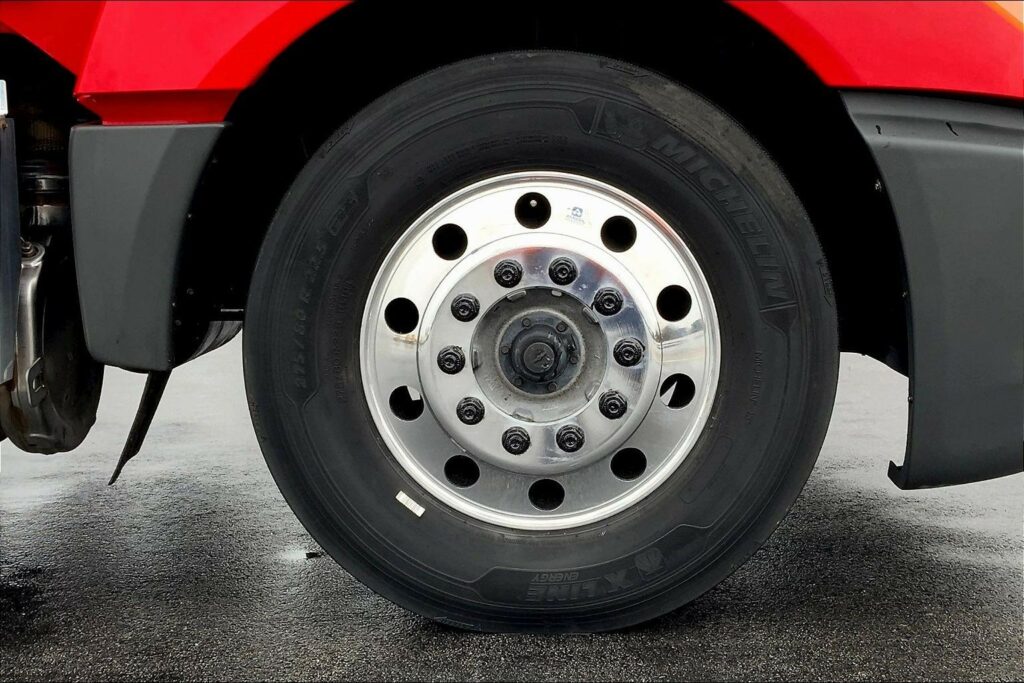 2021 CUM LT625 6×4 Sleeper