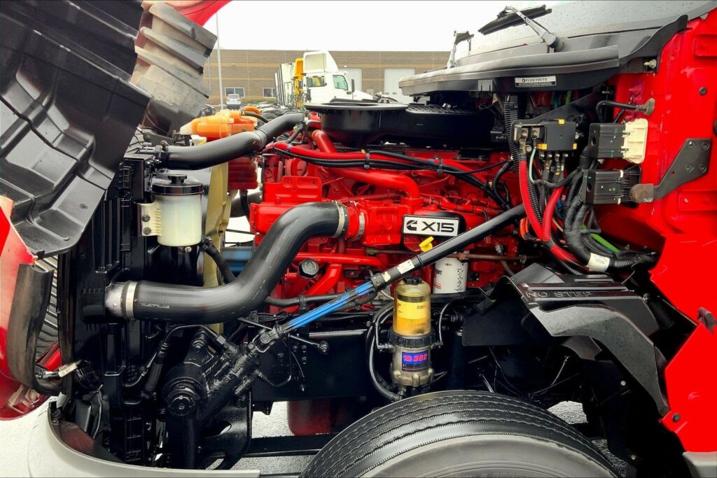 2021 CUM LT625 6×4 Sleeper