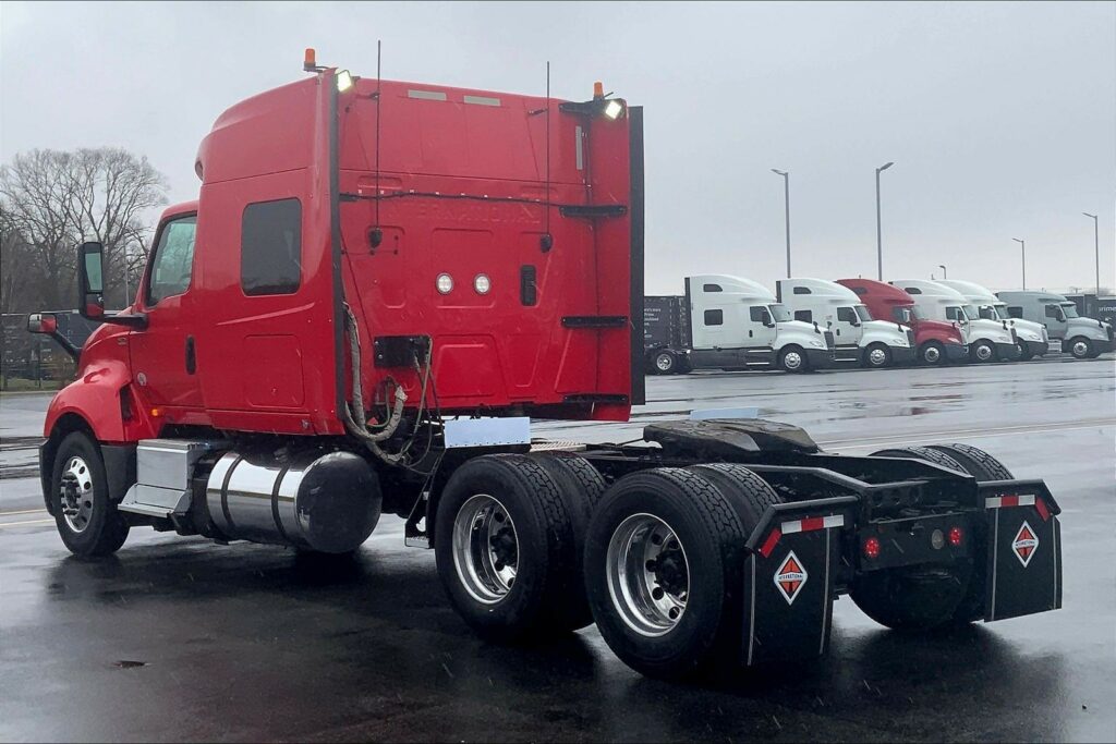 2021 CUM LT625 6×4 Sleeper