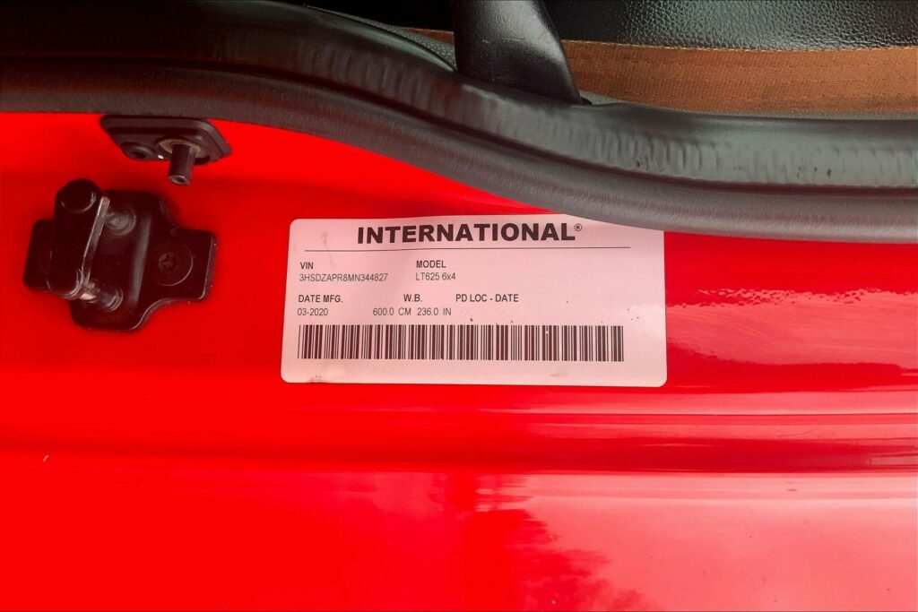 2021 CUM LT625 6×4 Sleeper