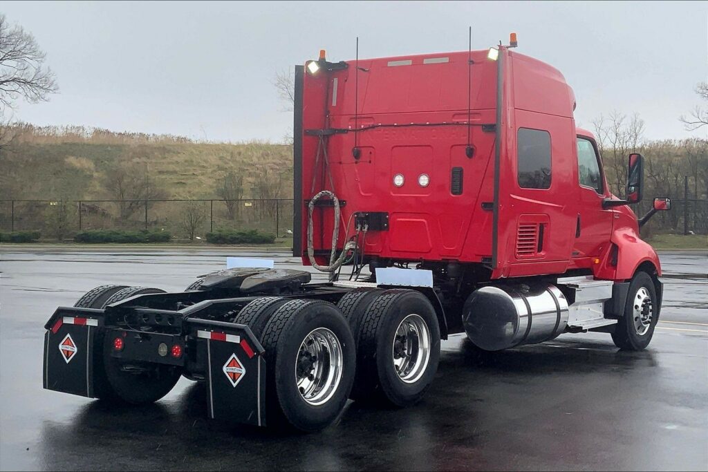 2021 CUM LT625 6×4 Sleeper