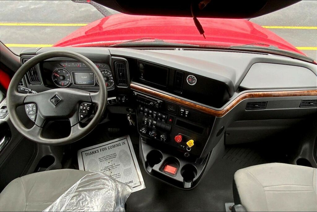 2021 CUM LT625 6×4 Sleeper